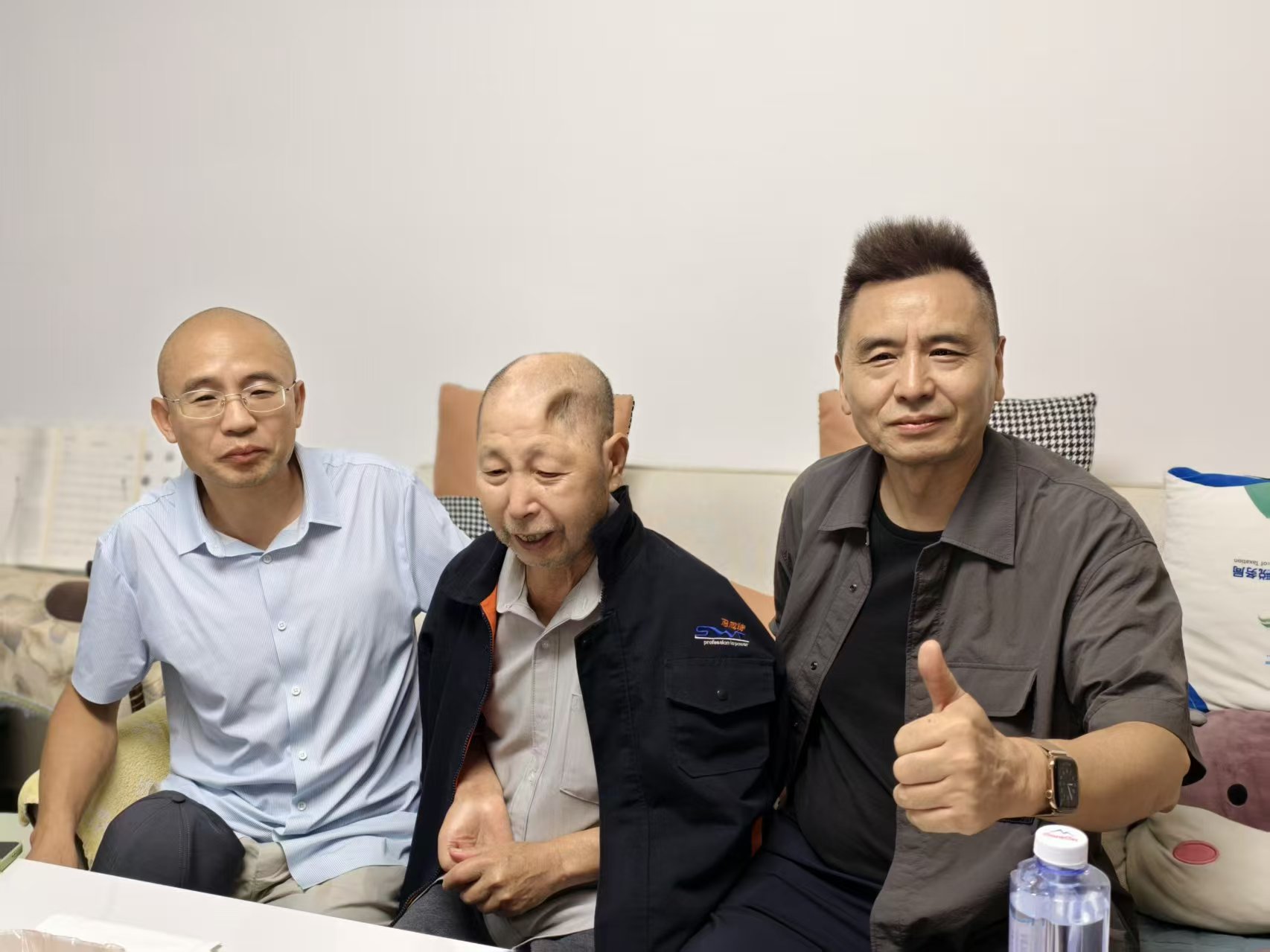 人间有真情，关怀暖人心